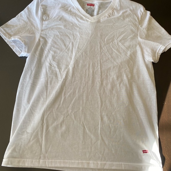 Men’s 4 pack Levi T-shirts. They fit small. Only one worn out of the four! - Picture 2 of 3